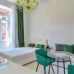 Apartment Collins Emerald Center, Pula