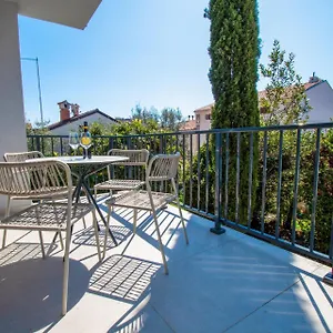 Apartment Life With Free Parking, Pula